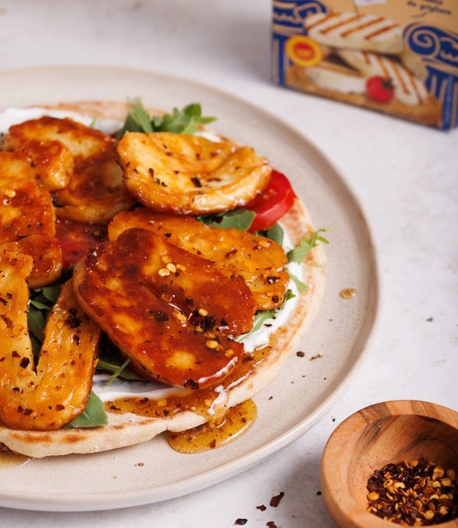 Pita con Halloumi Kionas al Miele e Peperoncino