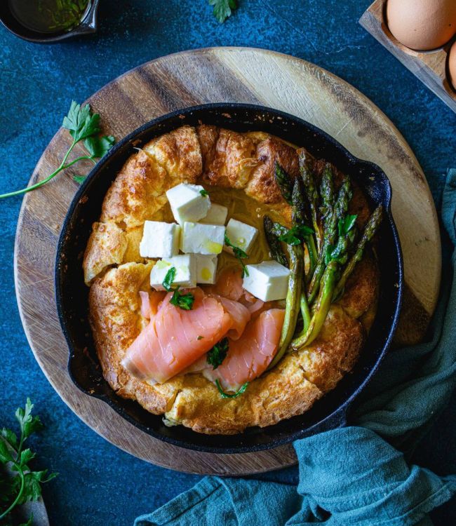 Dutch baby pancake con asparagi, feta e salmone