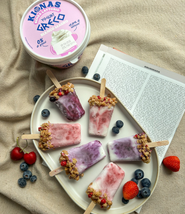 Gelati allo yogurt greco e frutti di bosco