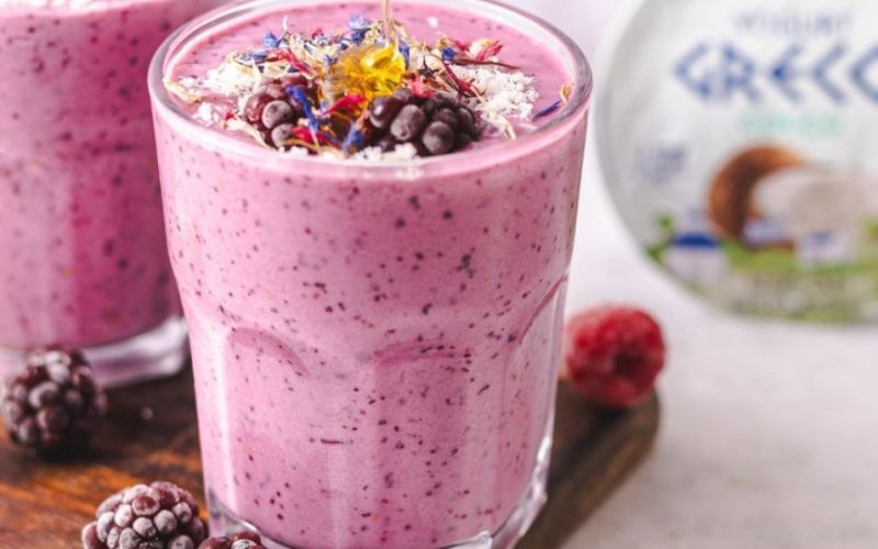 Smoothies cocco e frutti rossi
