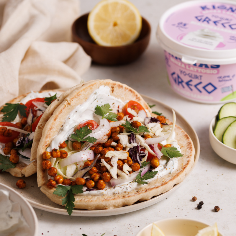 Pita con Yogurt Greco alle erbe e ceci croccanti