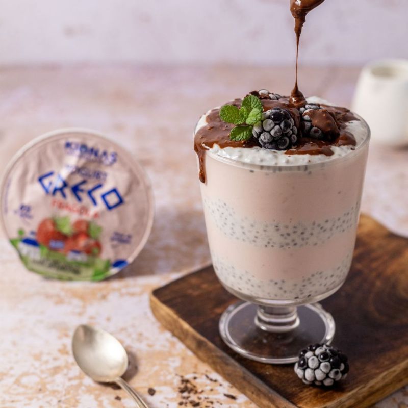 Chia pudding con yogurt greco alle fragole