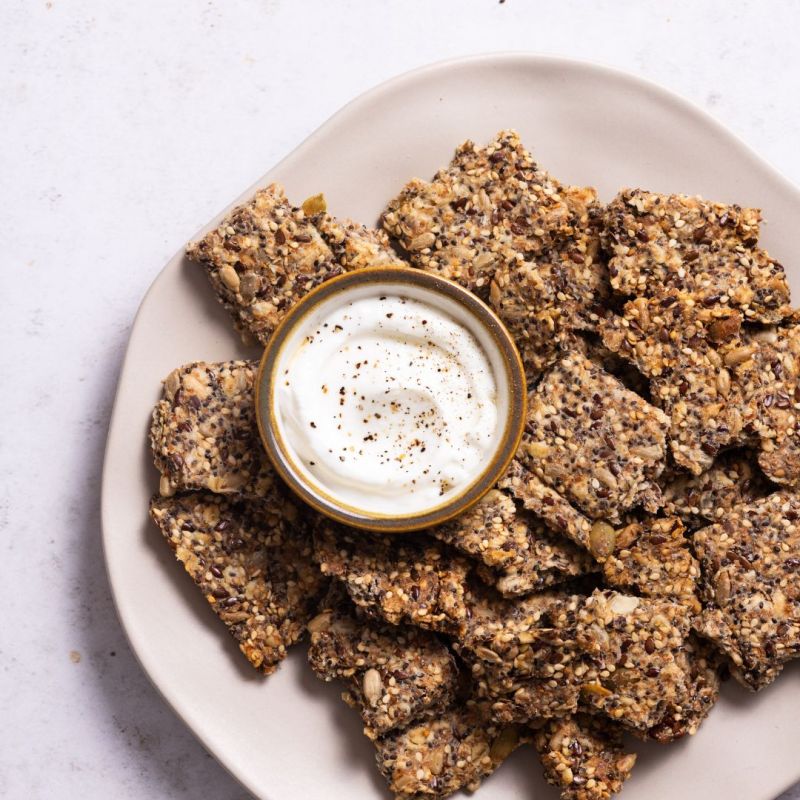 Cracker ai semi con crema di yogurt greco salato