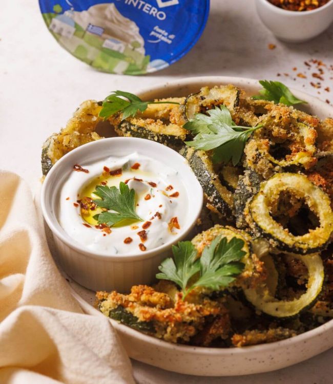 Anelli di zucchine al forno con salsa allo yogurt greco