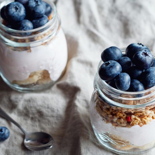close-up-granola-with-fruits-table