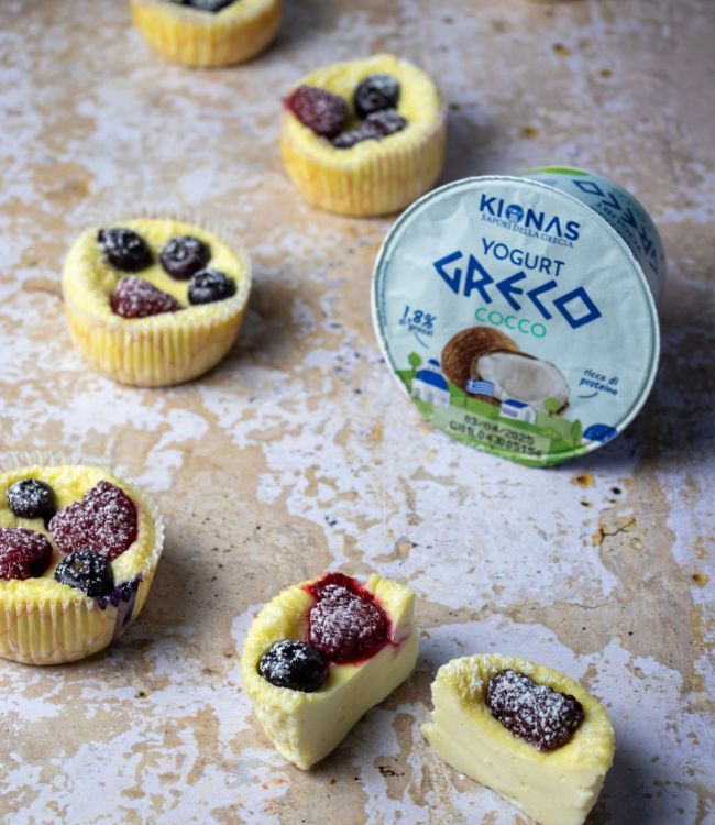 Muffin cheesecake con frutti di bosco e yogurt greco al cocco