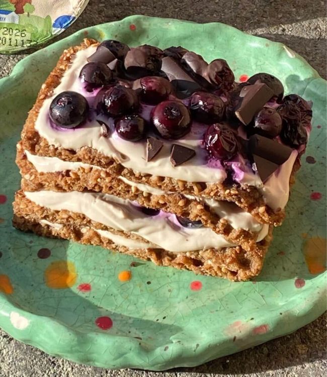 Wasamisù nocciole e mirtilli con yogurt greco