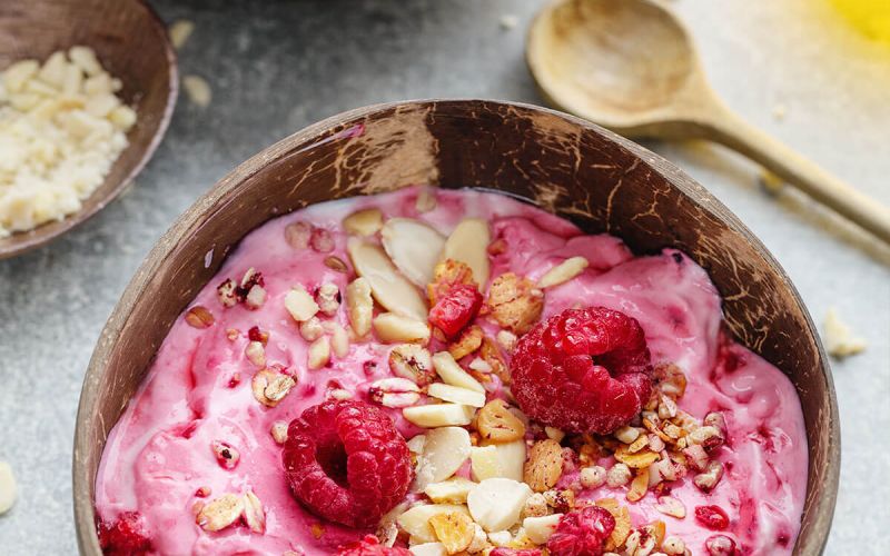 Fruit bowl energetica: Yogurt Greco con lamponi, noci, mandorle e farro soffiato
