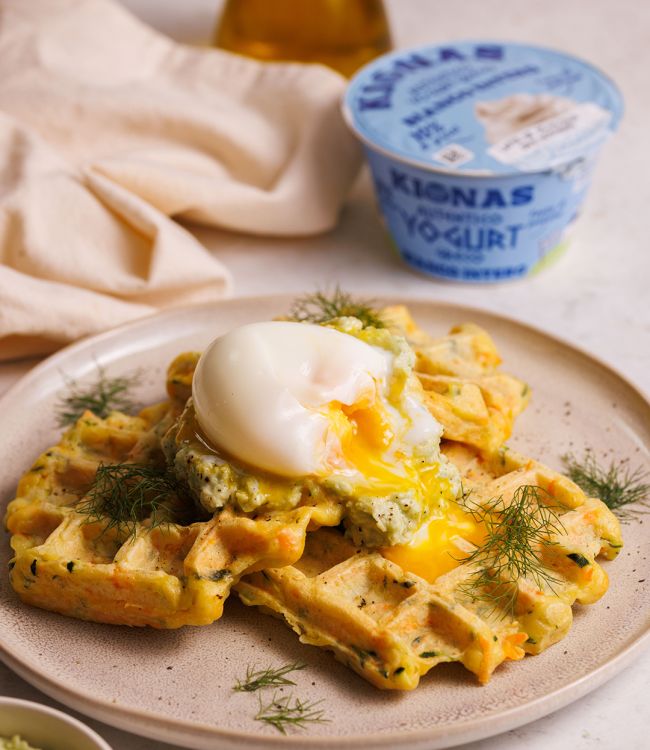 Waffle salati con uovo pochè e avocado