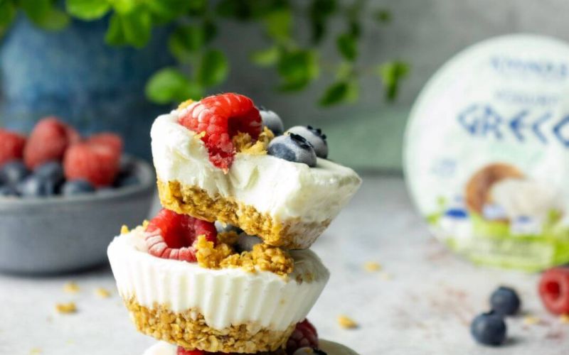 Frozen yogurt granola cups con yogurt greco al cocco