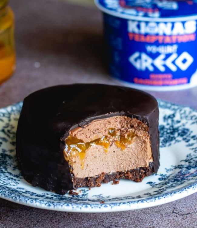 Sacher cheesecake con yogurt greco e cioccolato fondente