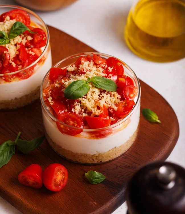 Cheesecake al bicchiere con feta e pomodorini