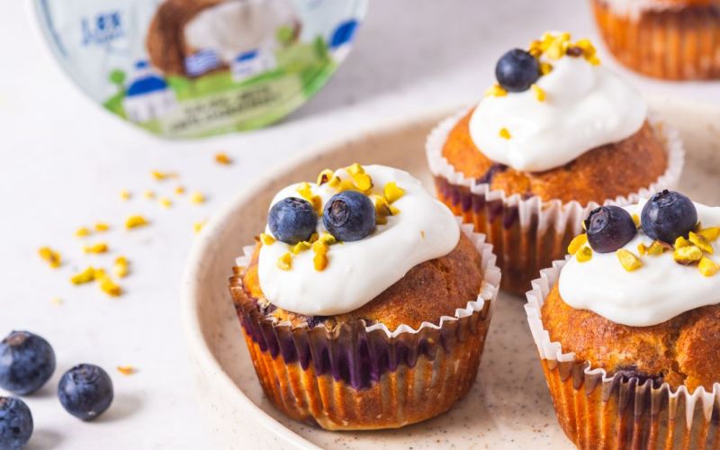 Muffin ai mirtilli e yogurt greco al cocco