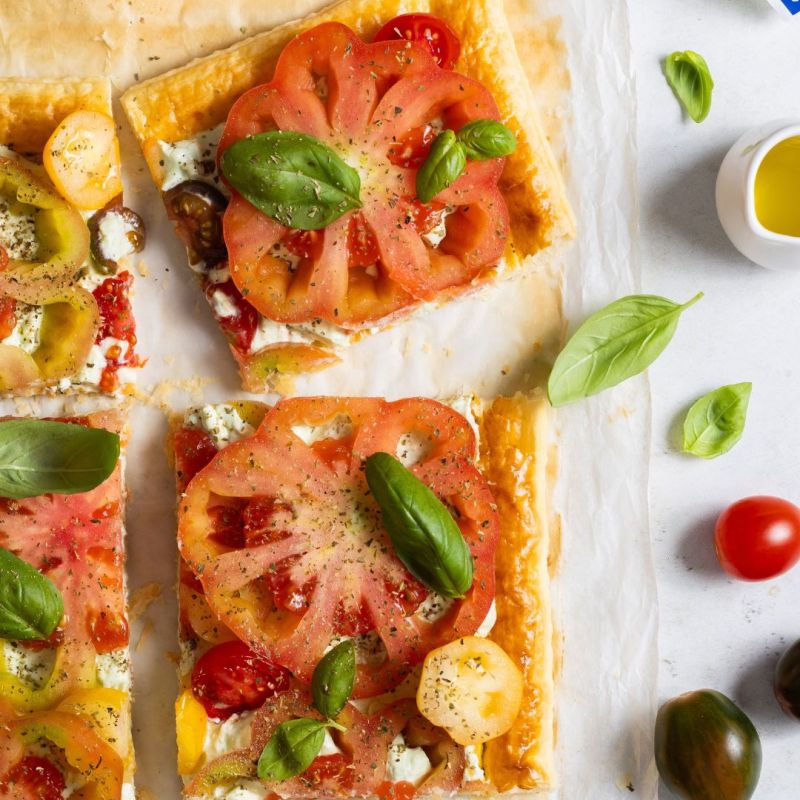 Torta salata con crema di formaggio greco al basilico e pomodori