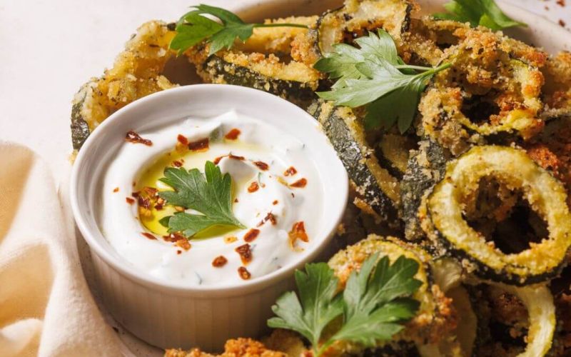 Anelli di zucchine al forno con salsa allo yogurt greco