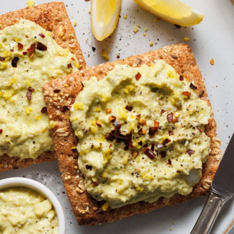 Avocado toast con uova e yogurt greco