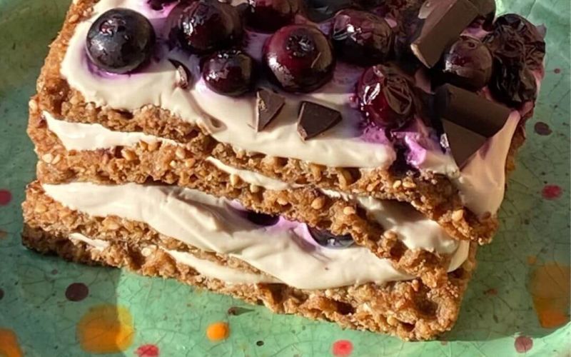 Wasamisù nocciole e mirtilli con yogurt greco