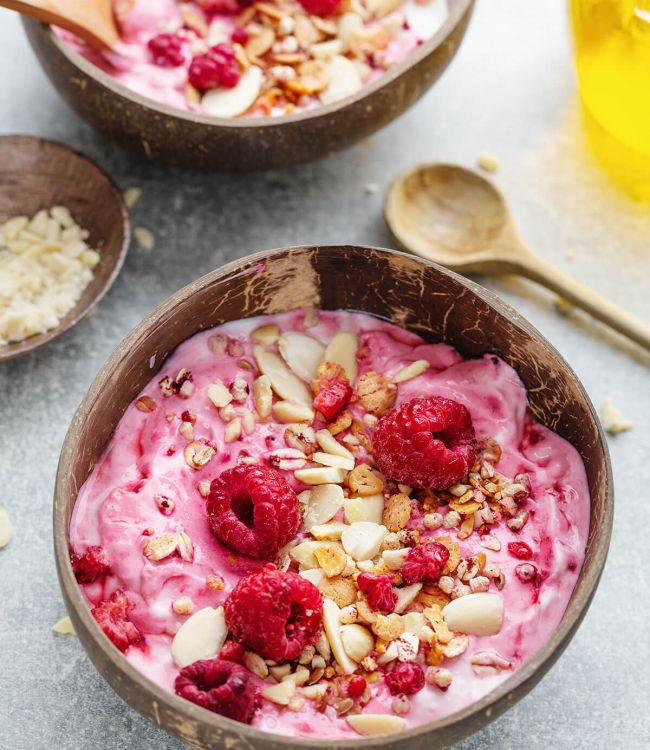 Fruit bowl energetica: Yogurt Greco con lamponi, noci, mandorle e farro soffiato