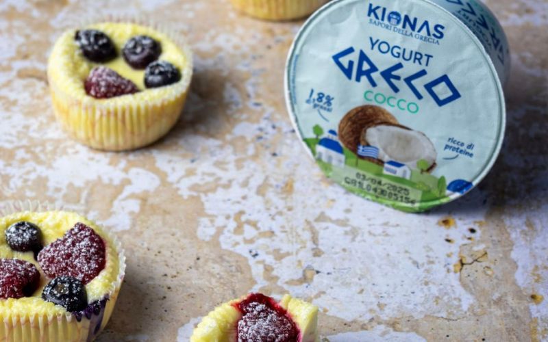 Muffin cheesecake con frutti di bosco e yogurt greco al cocco