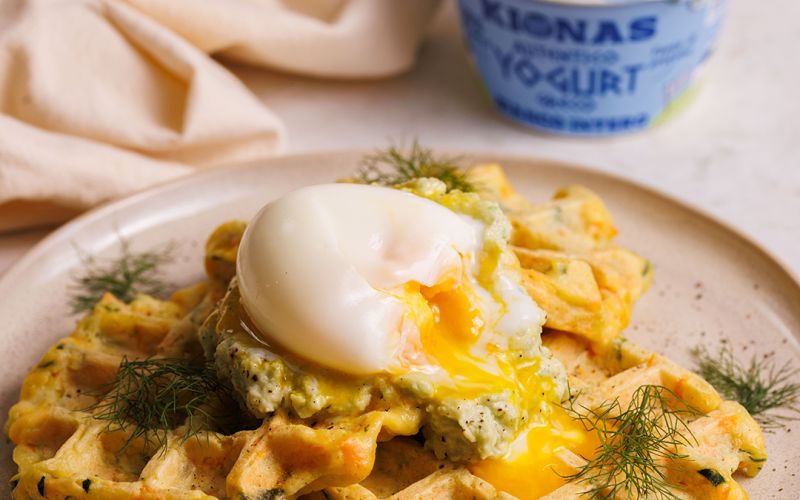 Waffle con uovo poché e yogurt greco
