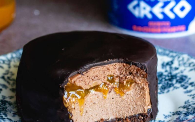 Sacher cheesecake con yogurt greco e cioccolato fondente