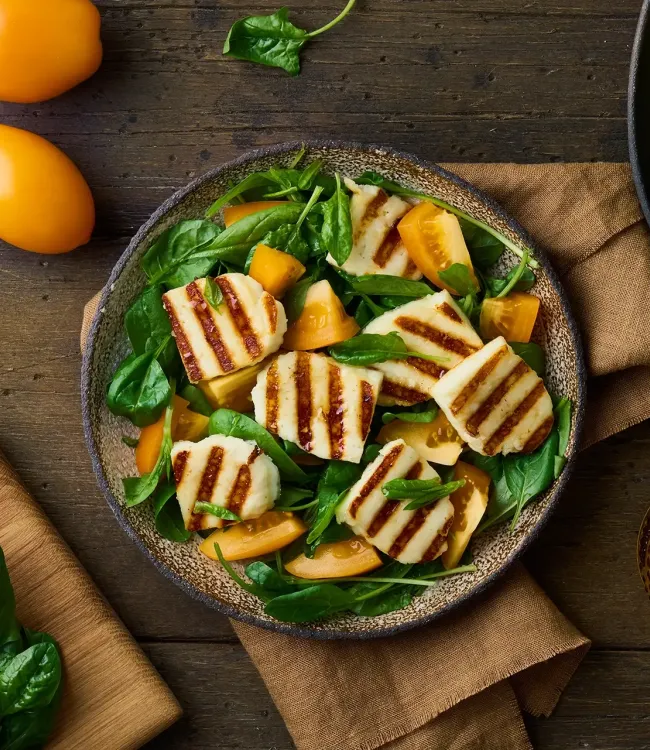 11:37Claude ha risposto: Fette di halloumi grigliate con righe di cottura su insalata di spinacini e pomodori gialli, servite in una ciotola rusticaFette di halloumi grigliate con righe di cottura su insalata di spinacini e pomodori gialli, servite in una ciotola rustica