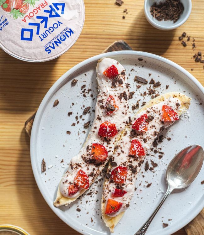 Banana Split con yogurt alla fragola, cioccolato e cocco