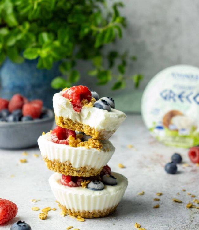 Frozen yogurt granola cups con yogurt greco al cocco