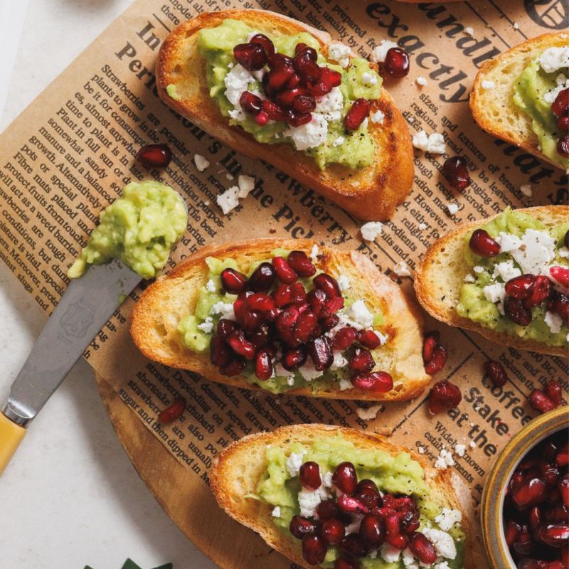 Crostini natalizi con avocado, formaggio greco light e melograno