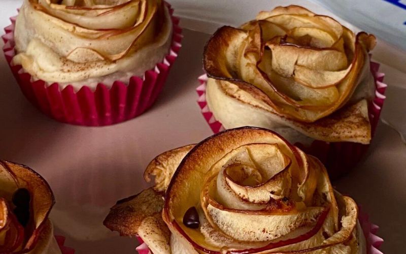 Rose di sfoglia con feta, mela e miele