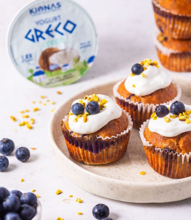 Muffin ai mirtilli e yogurt greco al cocco