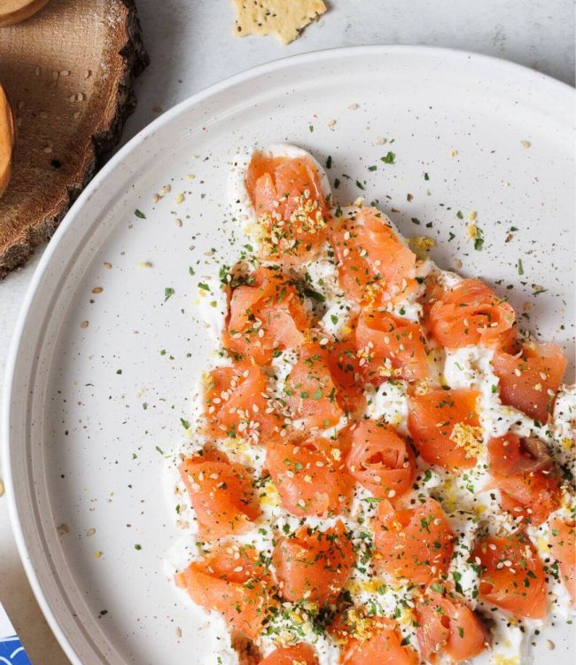 Antipasto di Natale con salmone e spalmabile con feta