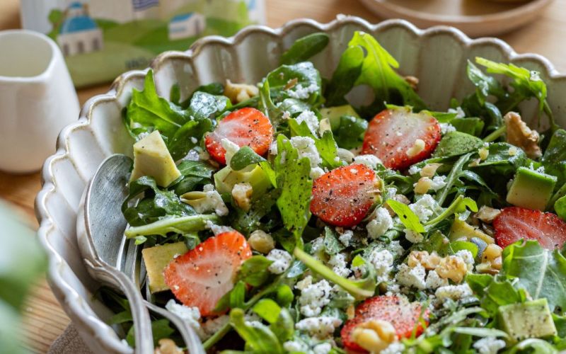 Insalata estiva con fragole e formaggio greco light
