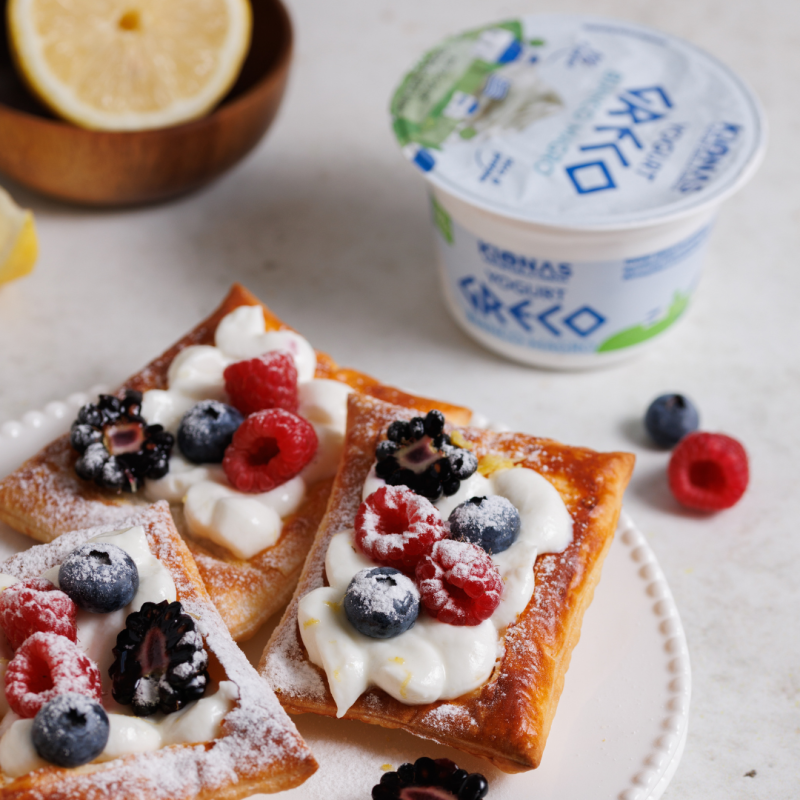 Sfogliatine di yogurt con frutti rossi e limone