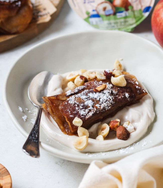 Torta invisibile alle mele con yogurt greco alla nocciola
