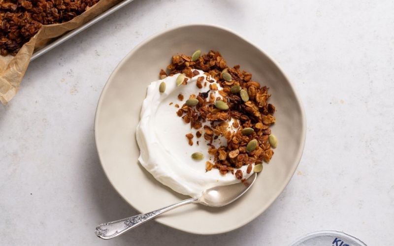 Granola alla zucca con yogurt greco bianco