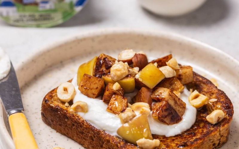 French toast con yogurt greco al cocco Kionas, mele alla cannella e nocciole