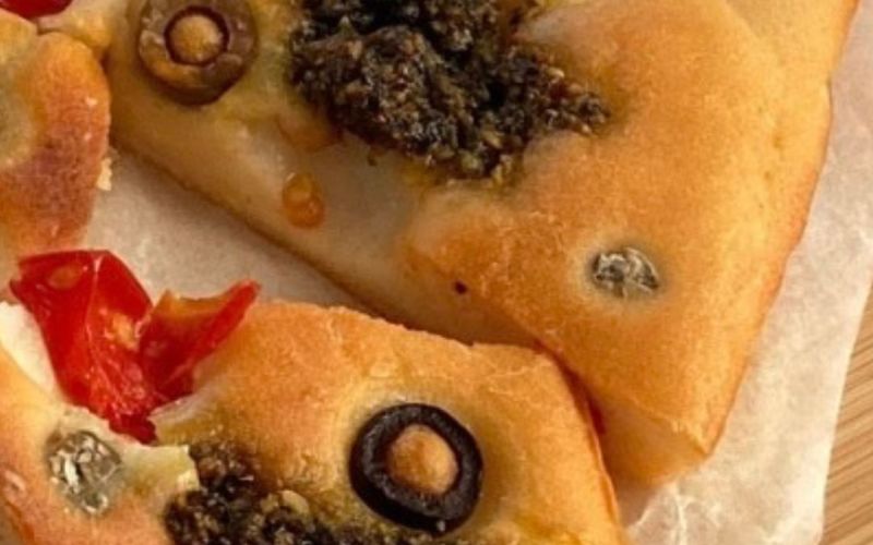 Focaccia fit allo yogurt greco con pomodorini, capperi e olive