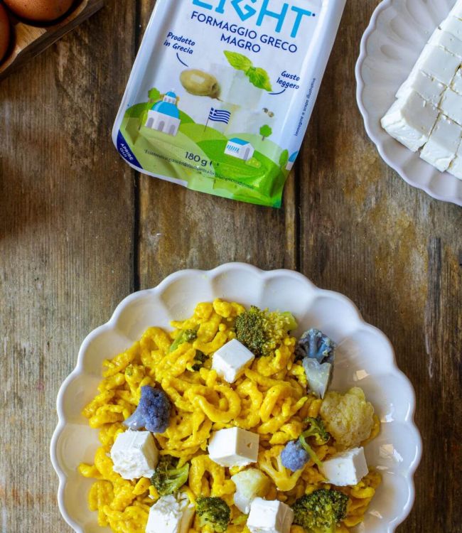 Spätzle alla curcuma con verdure invernali e formaggio greco light