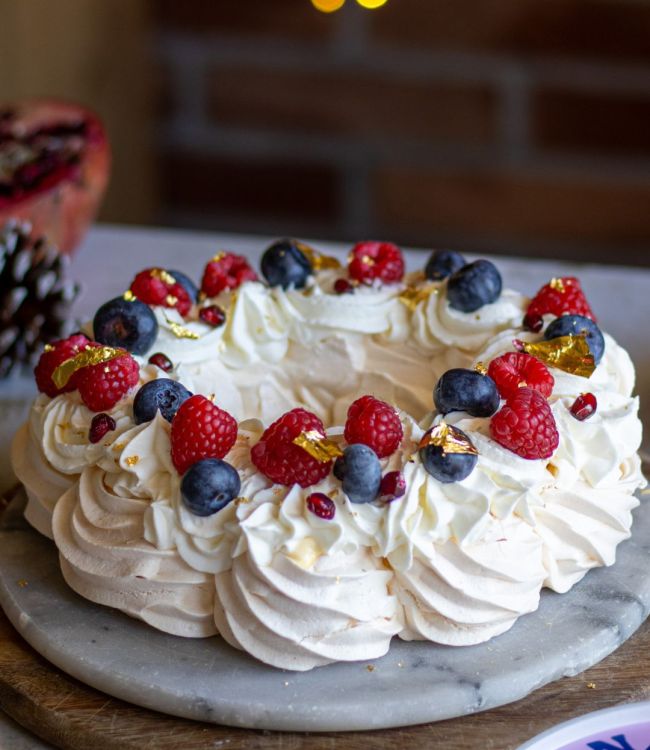 Pavlova con crema allo yogurt senza lattosio e frutti di bosco