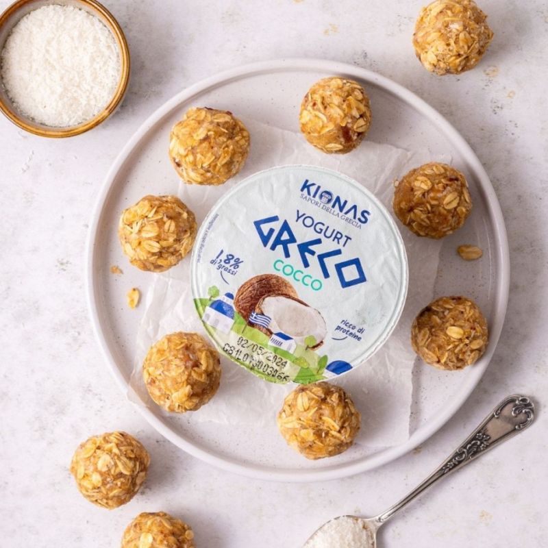 Raw balls con yogurt greco al cocco e arachidi