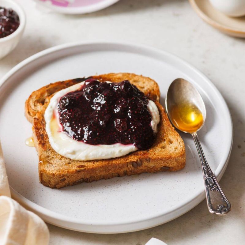 Crema di feta dolce con marmellata di mirtilli