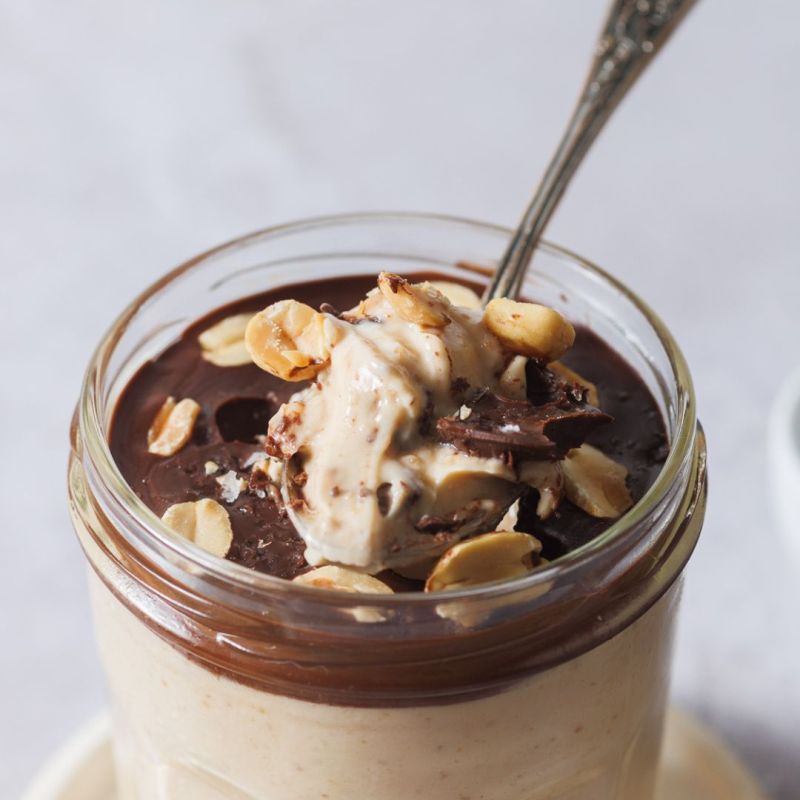 Budino di yogurt greco con burro di arachidi e cioccolato fondente