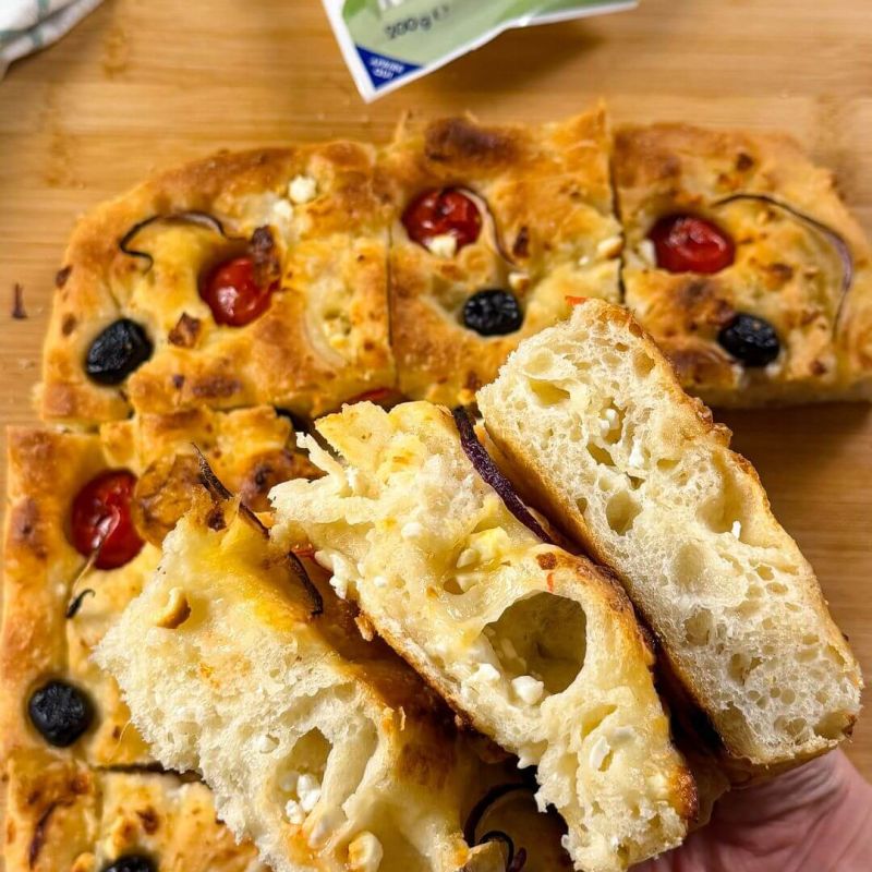 Focaccia con Feta DOP, pomodorini e olive
