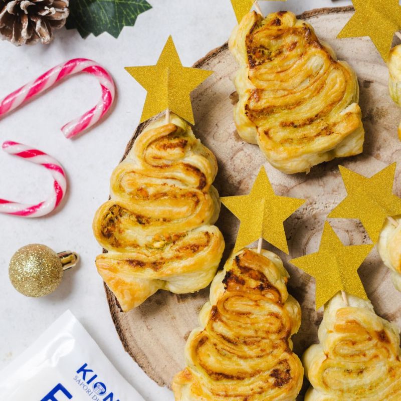 Alberi di pasta sfoglia con feta e pesto