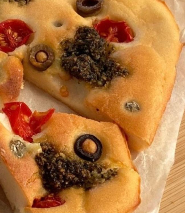 Focaccia fit allo yogurt greco con pomodorini, capperi e olive
