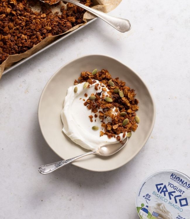 Granola alla zucca con yogurt greco bianco