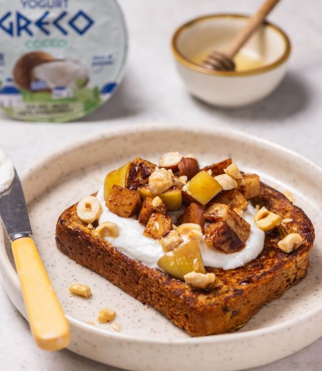 French toast con yogurt greco al cocco Kionas, mele alla cannella e nocciole
