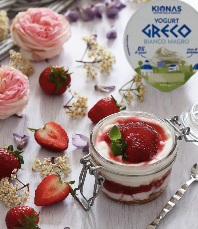 Cheesecake in vasetto con yogurt greco, fragole e amaretti
