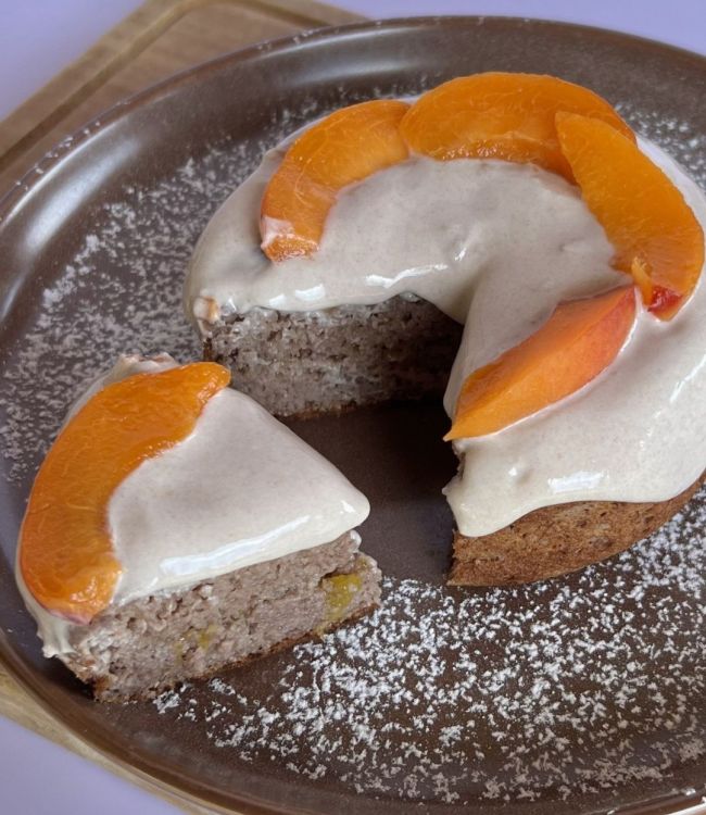 Tortino di avena con yogurt greco al gusto Sachertorte